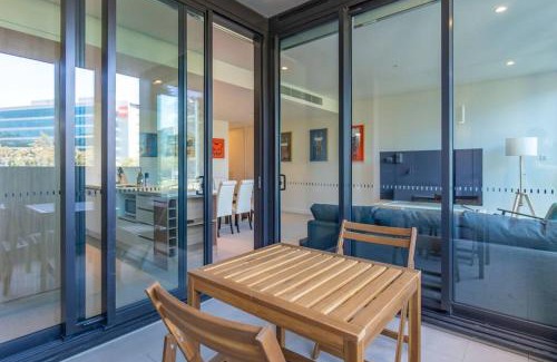 North Ryde Apartment | Next to Station Family & Friend Free Parking