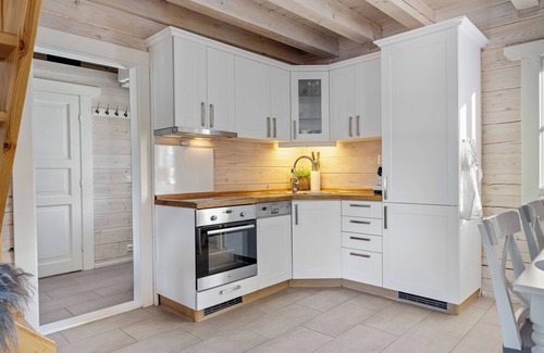 Kviteseid House | Next to the ski slope, in beautiful Vrådal, lies the charming and lovingly furnished holiday home ‘Drømhytte’. From this comfortable vacation home, you can step right into the ski lift.