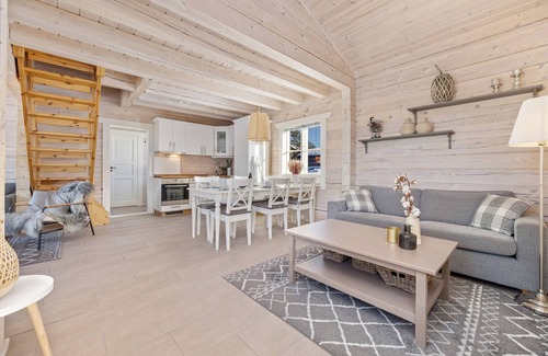 Kviteseid House | Next to the ski slope, in beautiful Vrådal, lies the charming and lovingly furnished holiday home ‘Drømhytte’. From this comfortable vacation home, you can step right into the ski lift.