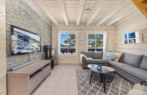 Kviteseid House | Next to the ski slope, in beautiful Vrådal, lies the charming and lovingly furnished holiday home ‘Drømhytte’. From this comfortable vacation home, you can step right into the ski lift.