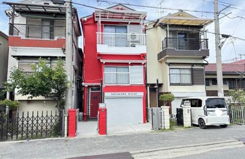 Neyagawa House | NEYAGAWA HOUSE!, It is red cute house at 3 min walk from Keihan Kayashima Station, 京阪電車 萱島駅から徒歩3分の所にある赤いかわいい一棟貸しの家です, 家の前の駐車場はサイズ制限あり, サイズ超過は徒歩1分のコインパーキングをご利用下さい,