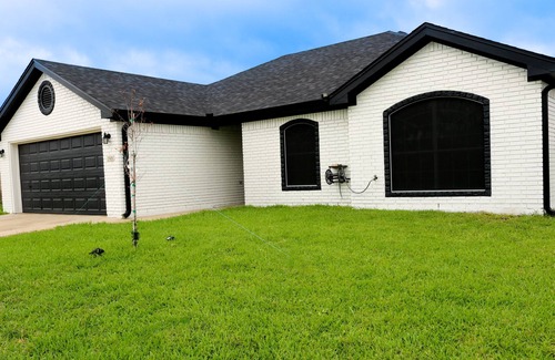 Killeen House | nFamily-sized home: 4 rooms, 2 bathrooms, garage, and patio.