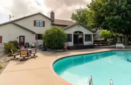 Winneconne House | NFL Draft /EAA Spacious home w/Pool /Sleeps 10