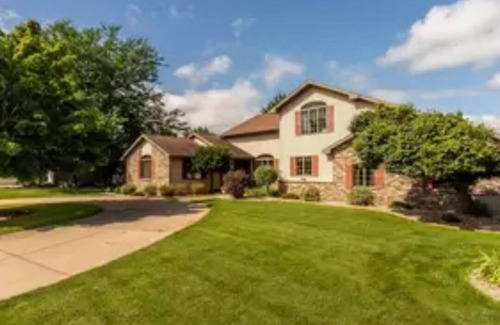 Winneconne House | NFL Draft /EAA Spacious home w/Pool /Sleeps 10