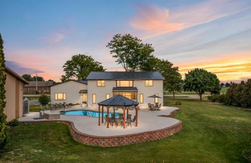 Kaukauna House | NFL Draft Sleeps 30 Large Family or Group Parties