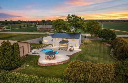 Kaukauna House | NFL Draft Sleeps 30 Large Family or Group Parties