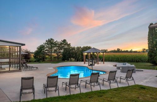 Kaukauna House | NFL Draft Sleeps 30 Large Family or Group Parties