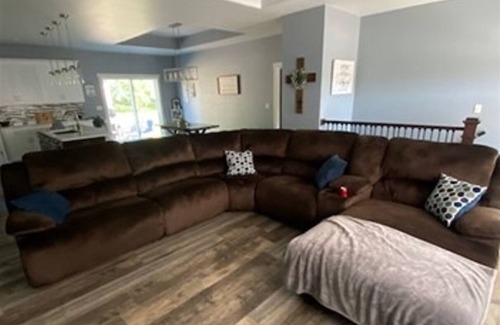Manitowoc House | NFL Draft Special-Spacious 4-bedroom house in delightful Manitowoc with AC, WiFi