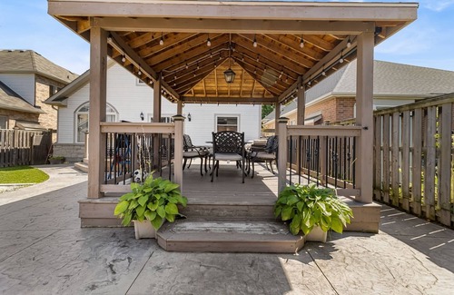 Glendale House | Niagara House - 3 Queen Beds - 12min to Falls - steps to Royal Niagara Golf Club