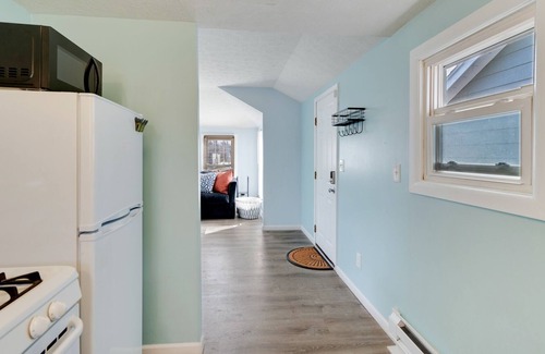 Vermilion House | Niagara Rd Cottage in perfect location to visit Lake Erie or Cleveland by RedAwning