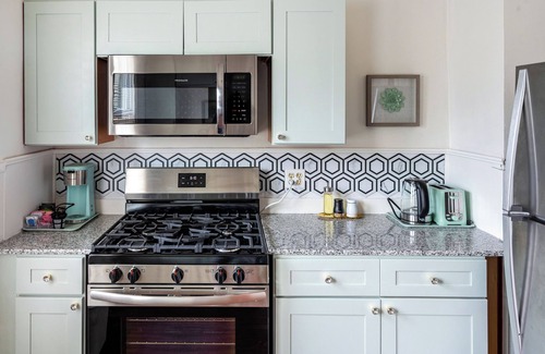 Buffalo House | Niagara RiversideView Balcony GameRoom WiFi Free Parking King bed Crib sleep 9