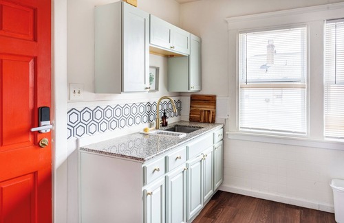 Buffalo House | Niagara RiversideView Balcony GameRoom WiFi Free Parking King bed Crib sleep 9