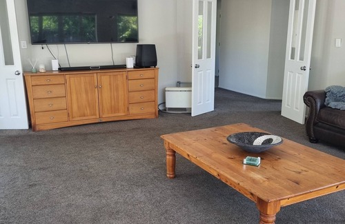 New Plymouth House | Nice 3 bedroom family home and studio. Perfect for families or groups and pets.