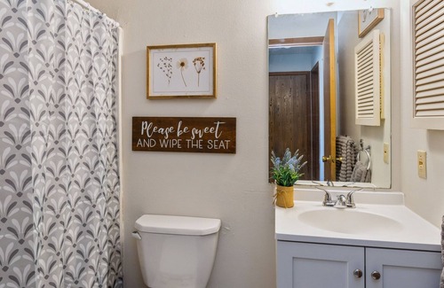 Iowa City Condo | Nice and cozy 2 bedroom 1 bathroom condo near downtown Iowa City!