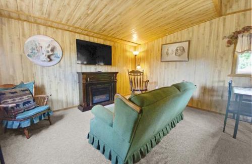 Mammoth Creek House | Nice and Knotty Cabin