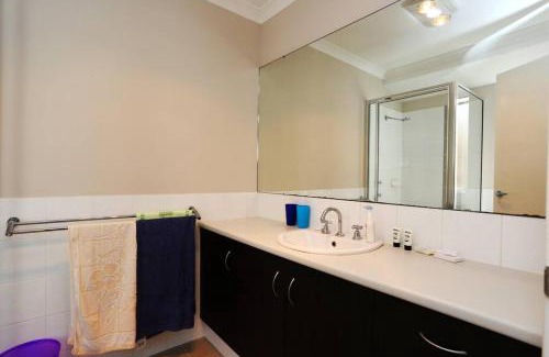 Canning Vale Apartment | Nice and Neat House for your Journey - Renovated