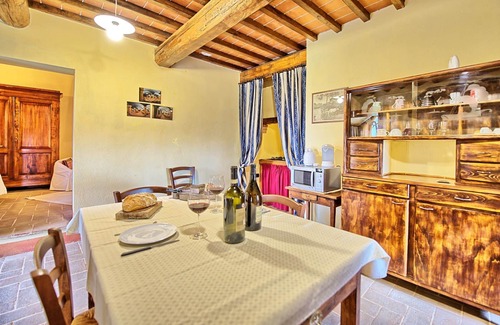 Castelnuovo Berardenga Apartment | Nice apartment for 3 people with pool, WIFI, pets allowed, panoramic view and parking