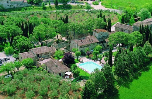 Colle di Val d'Elsa House | Nice apartment in villa for 2 guests with pool, TV, patio, pets allowed and parking