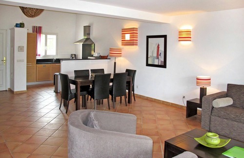 La Rouviere Apartment | Nice apartment for 6 guests with A/C, pool, WIFI, TV, patio, pets allowed and parking