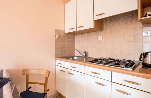 Carnac Apartment | Nice apartment for 2 people with WIFI, TV, patio, pets allowed and parking