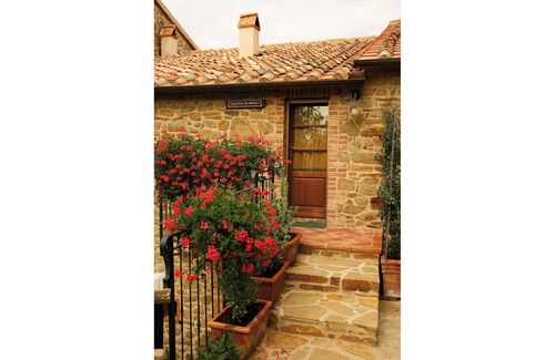 Cinigiano Apartment | Nice apartment for 4 guests with A/C, pool, TV, pets allowed and parking