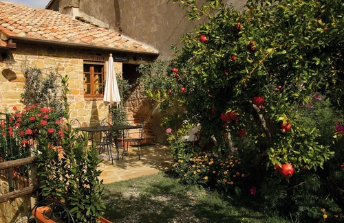 Cinigiano Apartment | Nice apartment for 4 guests with A/C, pool, TV, pets allowed and parking