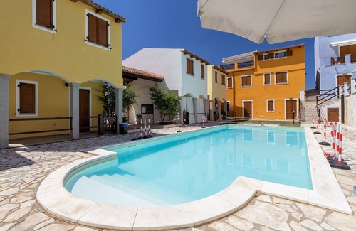 Viddalba Apartment | Nice apartment for 4 people with A/C, pool, TV, terrace, pets allowed and parking