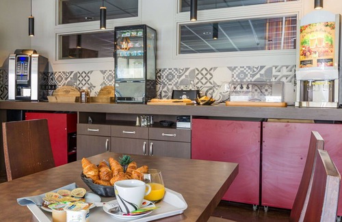 Chaveignes Apartment | Nice apartment for 4 people with pool, WIFI, TV, terrace, pets allowed and parking