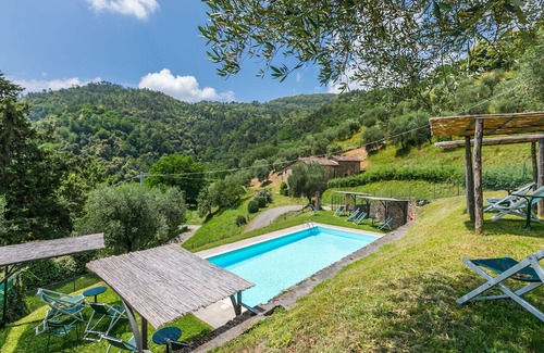 Pescia Apartment | Nice apartment for 4 people with WIFI, pool, patio and pets allowed