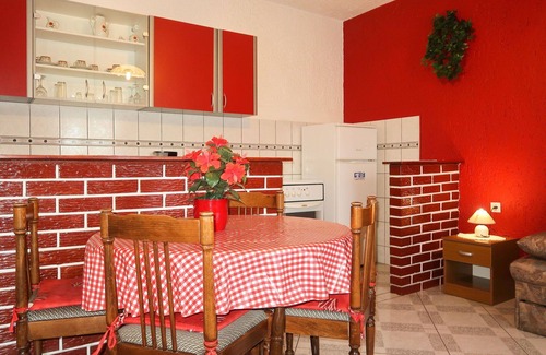 Vratarusa Apartment | Nice apartment for 4 people with WIFI, A/C, TV, patio and pets allowed
