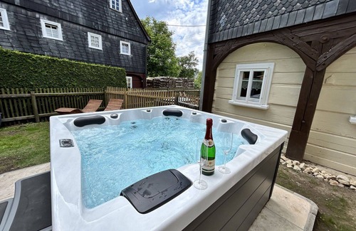 Grossschoenau Apartment | Nice apartment for 5 guests with WIFI, hot tub, TV, patio, pets allowed and parking