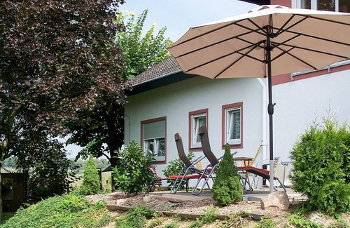 Friesenheim Apartment | Nice apartment for 6 people with WIFI, TV, patio and parking