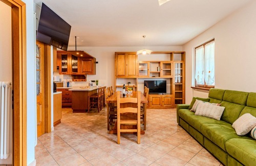 Trezzone Apartment | Nice apartment for 6 people with WIFI, A/C, TV, terrace, pets allowed, panoramic view and parking
