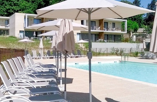Chinon Apartment | Nice apartment for 6 people with pool, WIFI, TV, terrace, pets allowed and parking