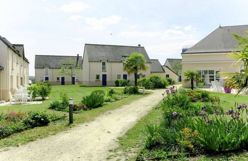 Azay-le-Rideau House | Nice apartment in villa for 4 people with WIFI, pool, TV, terrace, pets allowed and parking