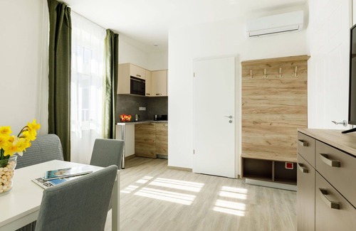 Balatonszarszo House | Nice apartment in villa for 19 people with WIFI, A/C, hot tub, TV, patio and parking