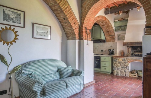 Montevarchi Villa | Nice apartment in villa for 4 people with pool, WIFI, TV, patio and pets allowed