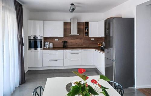 Molunat House | Nice Apartment In Molunat With Wifi