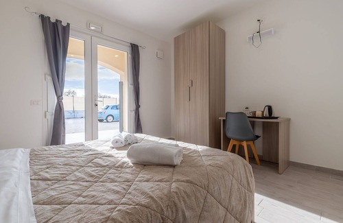 Osimo Villa | Nice apartment in villa for 2 guests with pool, A/C, WIFI, TV and parking, close to Porto Recanati