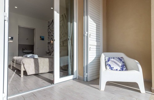 Osimo Villa | Nice apartment in villa for 2 guests with pool, A/C, WIFI, TV and parking, close to Porto Recanati