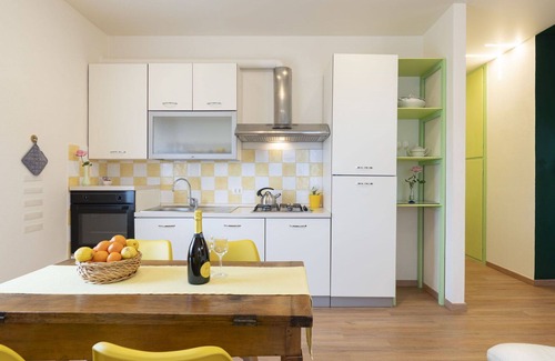 Costa dʼOneglia Villa | Nice apartment in villa for 4 people with WIFI, TV, patio, pets allowed, panoramic view and park.