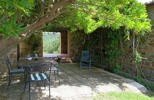 Paciano Villa | Nice apartment in villa for 6 people with pool, WIFI, TV, terrace, pets allowed and parking