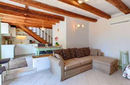 Kastelir House | Nice apartment in villa for 6 guests with pool, WIFI, A/C, TV, patio, pets allowed and parking