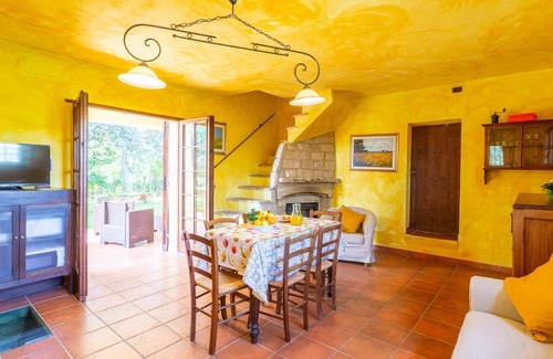 Casalbordino House | Nice apartment in villa for 12 people with pool, WIFI, TV, patio, pets allowed and parking