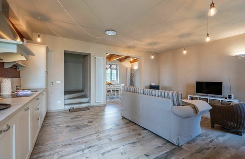 Costigliole d'Asti House | Nice apartment in villa with WIFI, A/C, pool, TV, patio, pets allowed, panoramic view and parking