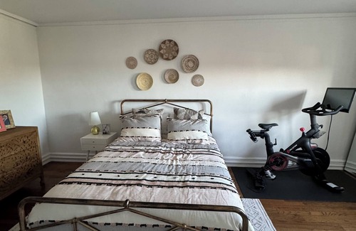 Larchmont Apartment | Nice apartment with WiFi in heart of charming Larchmont