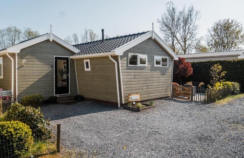 Tzummarum Ski Chalet | Nice chalet with a microwave, near the Wadden Sea