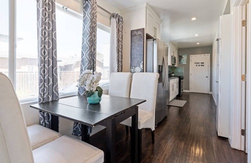 Oakland House | Nice cozy home. free parking on site