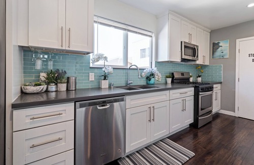 Oakland House | Nice cozy home. free parking on site