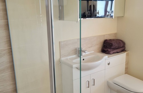 Sherborne St. John House | NICE DOUBLE ROOM WITH DELUXE BATHROOM. Just 10 min walk to Basingstoke Hospital